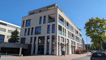 Vista esterna dello Skino di giorno con il cielo azzurro sullo sfondo