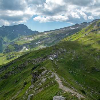 Vista panoramica sul rifugio Pfälzerhütte , nelle Alpi del Liechtenstein, con nuvole spettacolari.