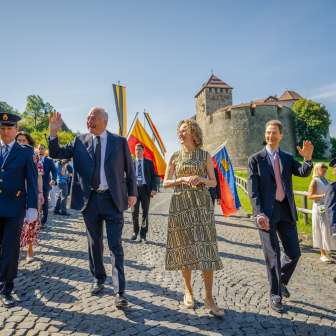 Famiglia principesca e ospiti alla cerimonia di Stato 2024 in Liechtenstein davanti al castello di Vaduz