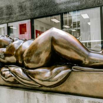 Scultura di una donna distesa davanti all’ Museo d’arte del Liechtenstein , a Vaduz