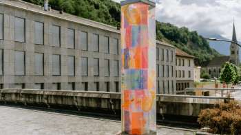 Stele dell'anniversario di Vaduz, colorata e con ornamenti vivaci, disegnata dall'artista Evelyne Bermann.