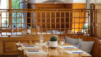Accogliente tavolo in legno al ristorante Rössle