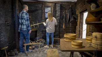 I visitatori esplorano un antico affumicatoio nel Museo Walser di Triesenberg