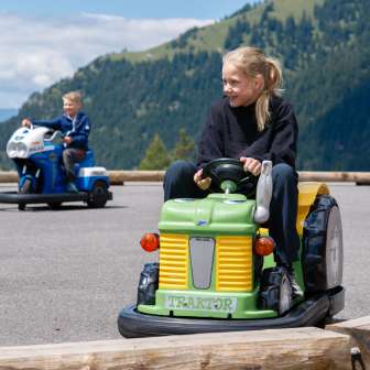 I bambini guidano le minicar