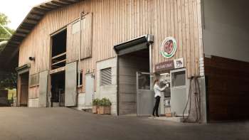 Vista esterna del Kaiserhof in Liechtenstein con stazione di rifornimento del latte self-service - regionale, fresco e direttamente dalla fattoria.
