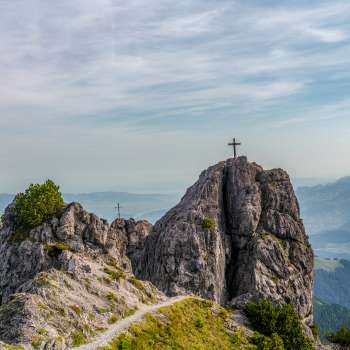 Tre sorelle con due croci di vetta e ampie vedute sulla valle e sulle montagne circostanti