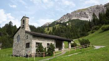 Cappella della pace con paesaggio montano sullo sfondo Cappella della pace con paesaggio montano sullo sfondo