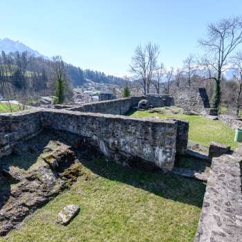 Resti delle rovine del castello di Schellenberg con ampia vista sulla valle.