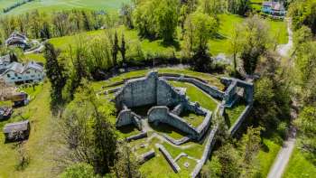 Vista aerea delle rovine del castello di Schellenberg, circondato da fitti boschi e prati