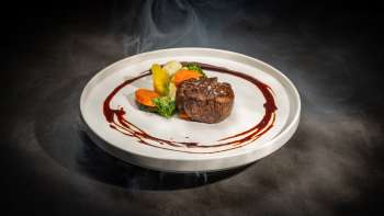 Piatti deliziosi in un'atmosfera moderna e accogliente nel ristorante Alpin Royal