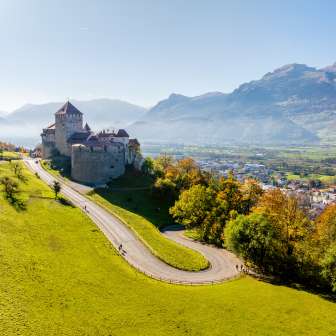 Vista soleggiata del castello di Vaduz in Liechtenstein con il paesaggio circostante e la valle del Reno