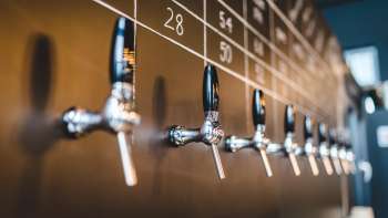 Rubinetti con varietà di birra al bar della birreria del Liechtenstein a Vaduz