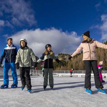 Famiglia mentre pattina sul ghiaccio a Malbun