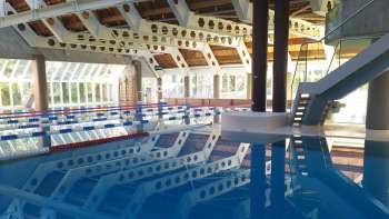 Vista della piscina blu nella piscina coperta di Eschen