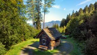 Rustico rifugio Paulahütte nel mezzo della foresta vicino a Triesenberg con vista sulla Valle del Reno - un luogo di riposo ideale durante le escursioni a piedi o in bicicletta.