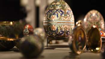 Primo piano delle uova Fabergé ornate in una vetrina della Camera del Tesoro del Liechtenstein