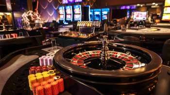 Elegante tavolo della roulette con fiches e pallina nell'elegante interno del Casinò Admiral Triesen.