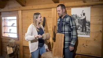 I visitatori osservano oggetti d'uso storici nel Museo Walser