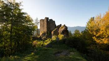 Le rovine del castello di Schalun, vicino a Vaduz nel Liechtenstein, sono situate su uno sperone roccioso con vista sulle Alpi.