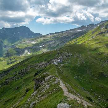 Vista panoramica sul rifugio Pfälzerhütte , nelle Alpi del Liechtenstein, con nuvole spettacolari.