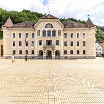 L'imponente edificio governativo sulla Peter-Kaiser-Platz di Vaduz in una giornata di sole.
