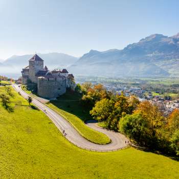 Il castello di Vaduz si trova su una collina che domina la valle del Reno e le montagne circostanti.