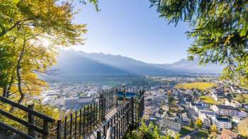 Vista dalla terrazza panoramica sulla soleggiata valle del Reno e sulla città di Vaduz.