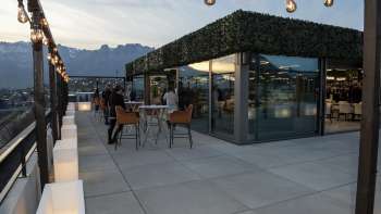 Terrazza sul tetto del ristorante Casino Royal con vista sul paesaggio montano circostante al tramonto