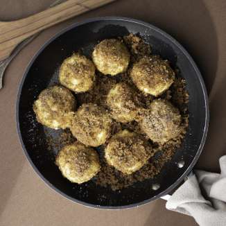 Gnocchetti di prugne appena fritti in briciole di burro - pasta del Liechtenstein servita in padella