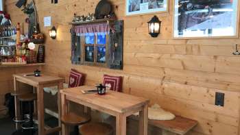 Accogliente bar in stile alpino con atmosfera da rifugio