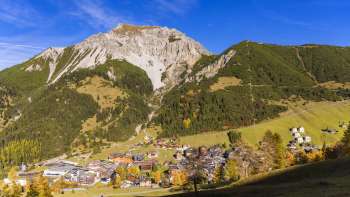 Vista del villaggio di montagna di Malbun, nel Liechtenstein, con il paesaggio montano circostante sotto un cielo limpido.