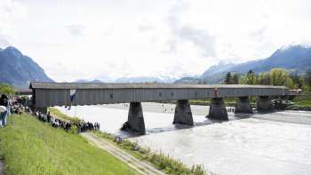 Lo storico Ponte Vecchio sul Reno tra Vaduz e Sevelen - ponte coperto in legno sul Reno con vista panoramica sulle Alpi.