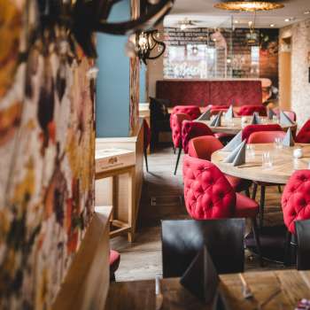 Grandangolo del PUR Restaurant & Bar, con il suo ambiente invitante e l'amorevole attenzione per i dettagli.