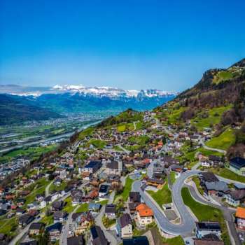 Vista di Vaduz con le montagne e la valle del Reno sullo sfondo