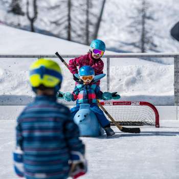Famiglia mentre pattina e gioca a curling a Malbun