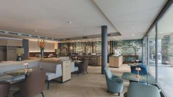 Ristorante moderno con interni eleganti, comode poltrone e ampie vetrate