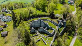 Vista aerea delle rovine del castello di Schellenberg, circondato da fitti boschi e prati