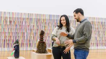 Due persone ammirano una scultura nel museo d'arte del Liechtenstein