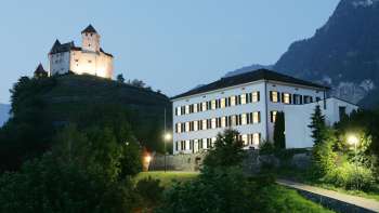 Vista serale sulla Haus Gutenberg la Rocca di Gutenberg sfondo