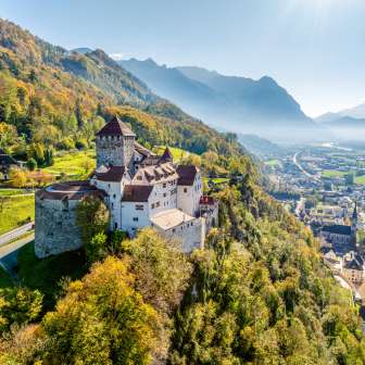 Vista autunnale del castello di Vaduz in Liechtenstein con vista sulla valle del Reno