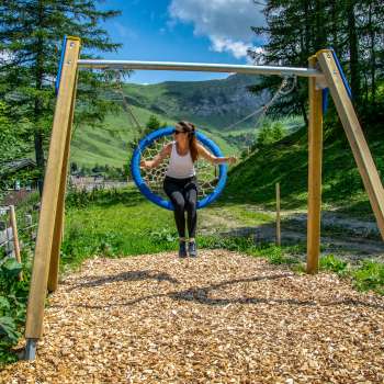 Una donna dondola tra le montagne del Liechtenstein e si gode il panorama