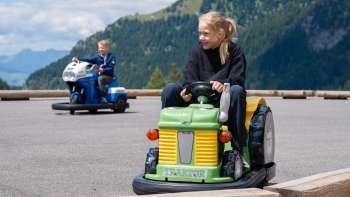 Bambini alla guida di minicar