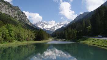 Vista sul lago Gänglesee a Steg con le montagne sullo sfondo