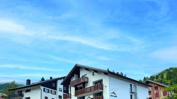 Vista esterna del ristorante da un'angolazione diversa, che mette in risalto l'architettura rustica e i dintorni pittoreschi