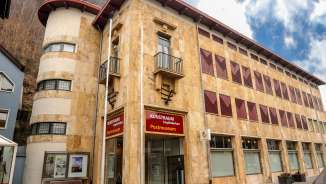 Museo postale e facciata dell'edificio inglese di Vaduz con l'ingresso al museo postale e al spazio d’arte