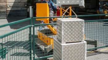 Bambino che gioca con un escavatore davanti al Punto di ritrovo Schlucher-Treff