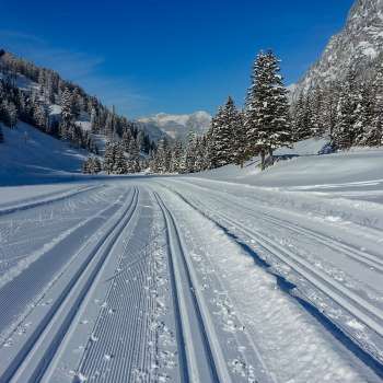 Pista da sci di fondo appena battuta a Steg con vista panoramica sul paesaggio alpino innevato