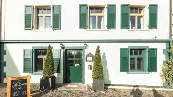 Vista esterna del ristorante con ampia terrazza