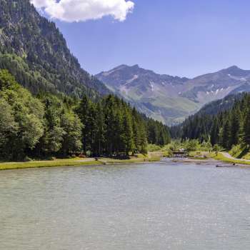  Vista sul Lago Gänglesee  Steg sfondo montuoso