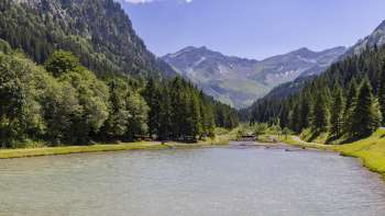  Vista sul Lago Gänglesee  Steg sfondo montuoso
